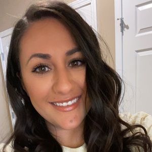 Meet your Posher, Dominique